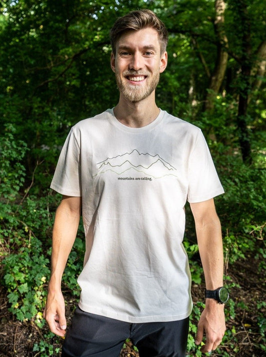 T-Shirt mit Stick: "Mountains are calling"
