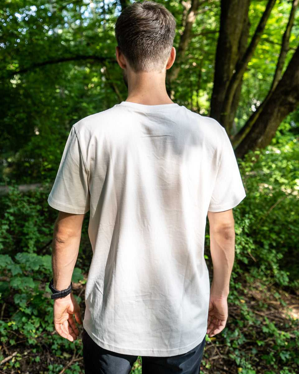 T-Shirt mit Stick: "Mountains are calling"