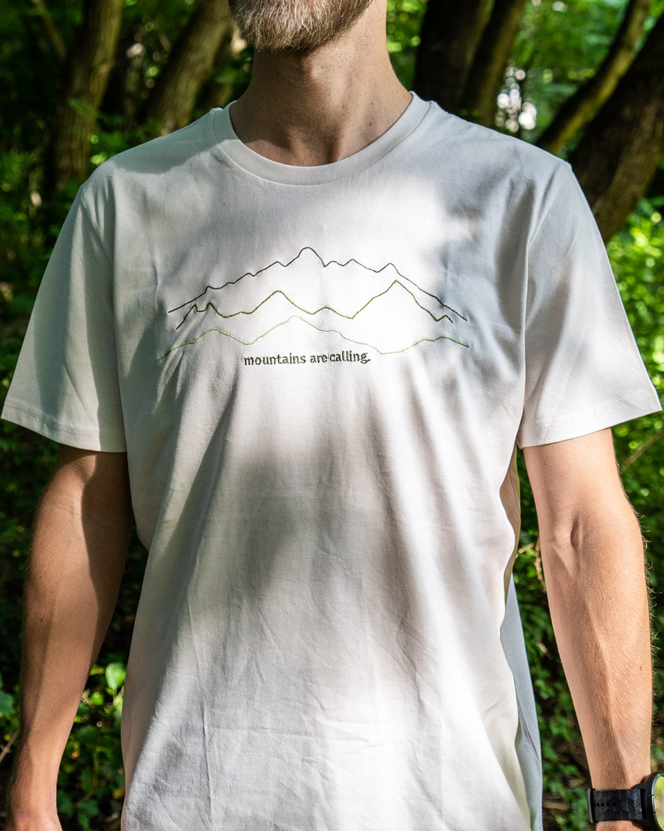 T-Shirt mit Stick: "Mountains are calling"