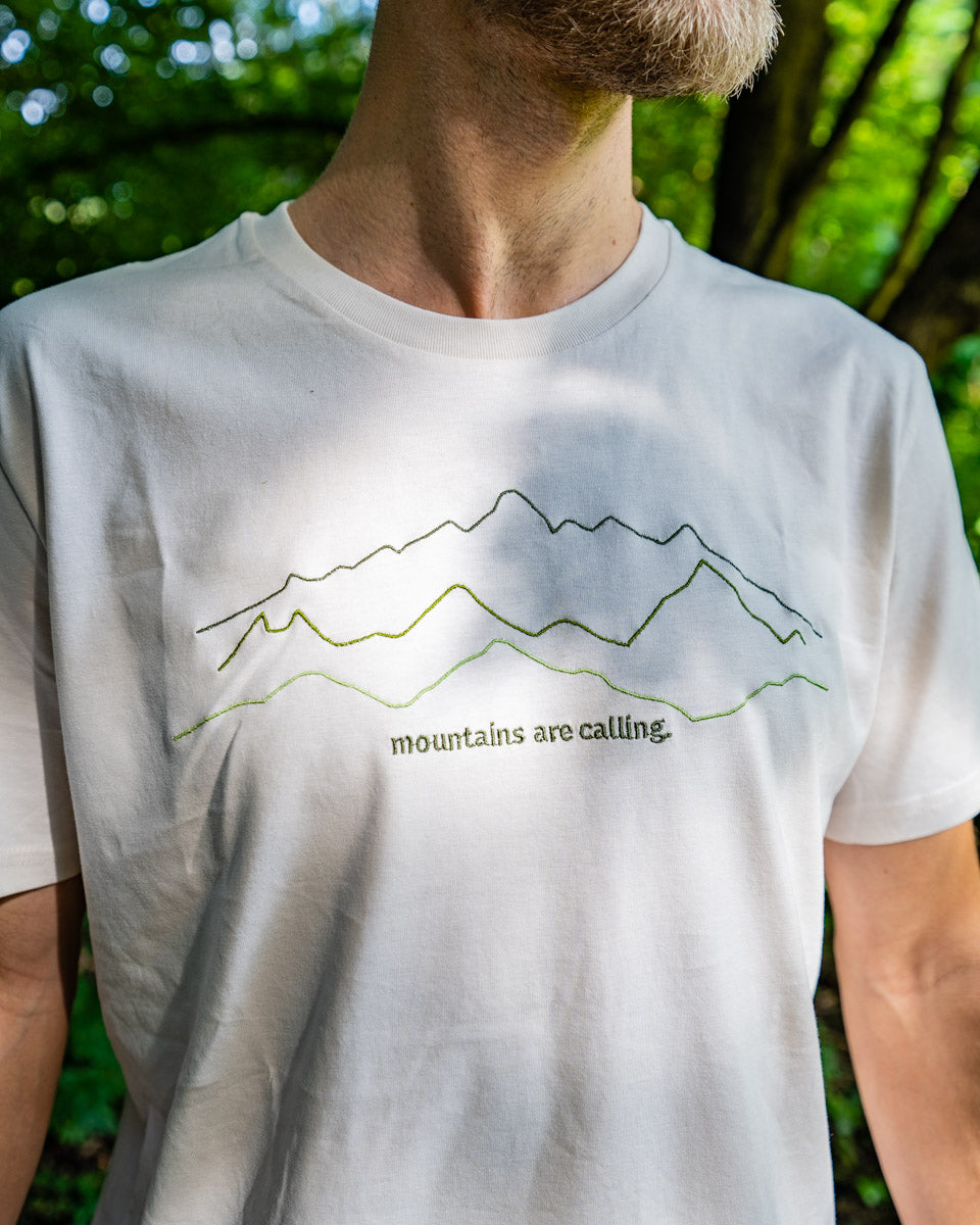 T-Shirt mit Stick: "Mountains are calling"